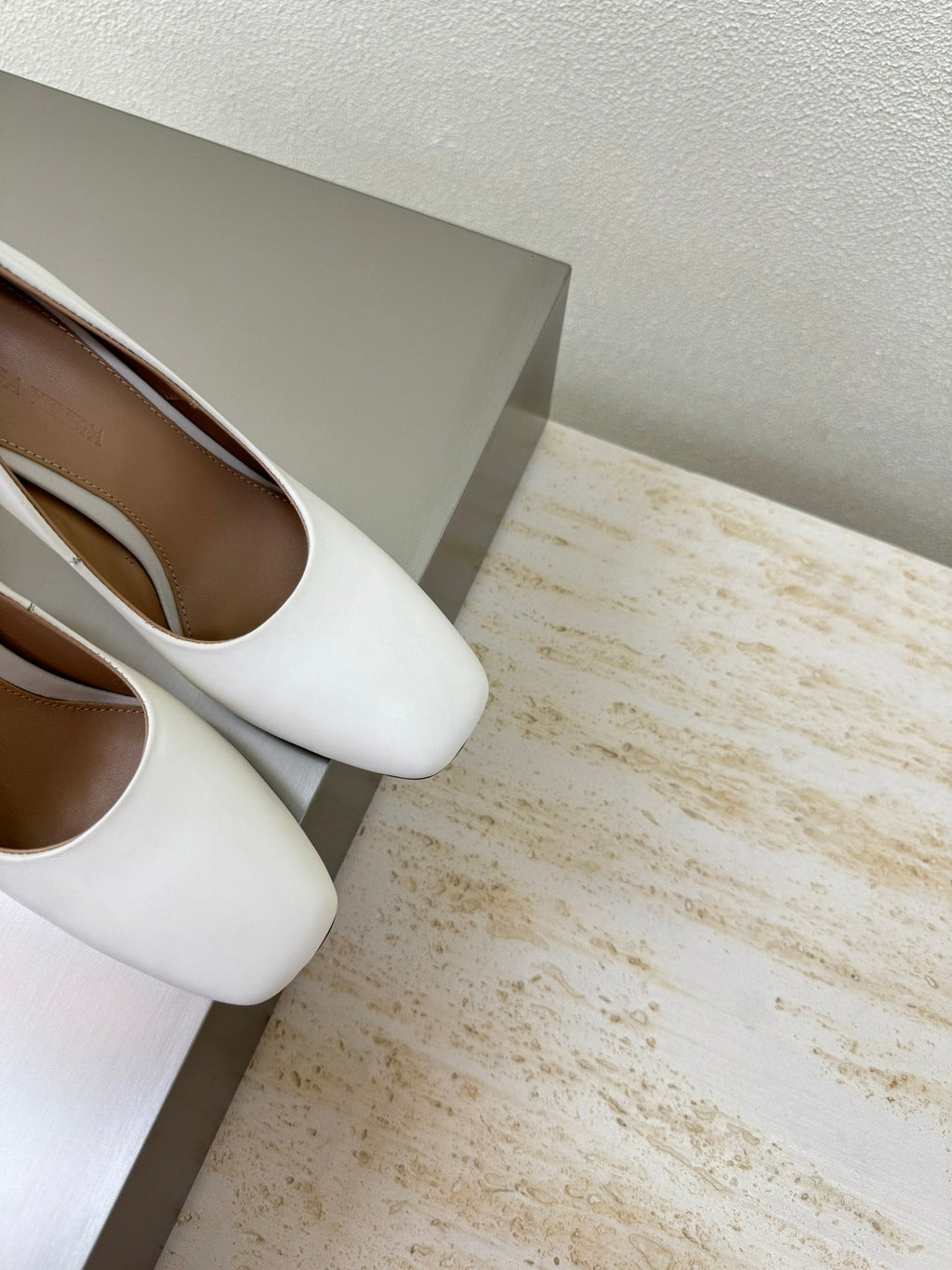 BOTTEGA VENETA KNOT HIGH PUMP IN WHITE AND GOLD METAL HEEL 9 CM