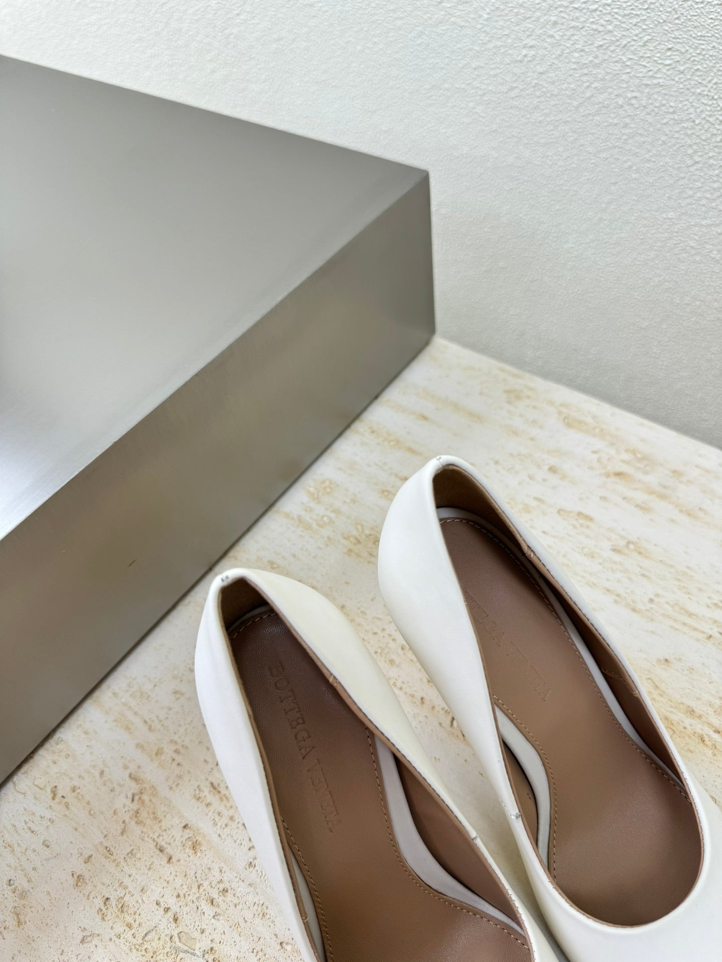 BOTTEGA VENETA KNOT HIGH PUMP IN WHITE AND GOLD METAL HEEL 9 CM