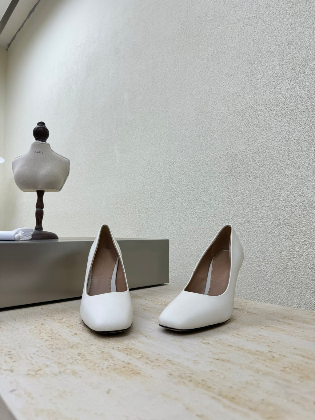 BOTTEGA VENETA KNOT HIGH PUMP IN WHITE AND GOLD METAL HEEL 9 CM