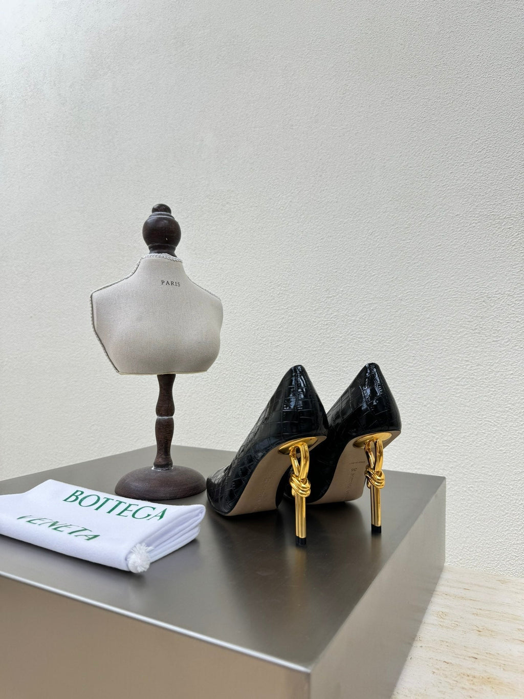 BOTTEGA VENETA KNOT HIGH PUMP IN BLACK CALFSKIN WITH WOVEN DESIGN AND GOLD METAL HEEL 9 CM