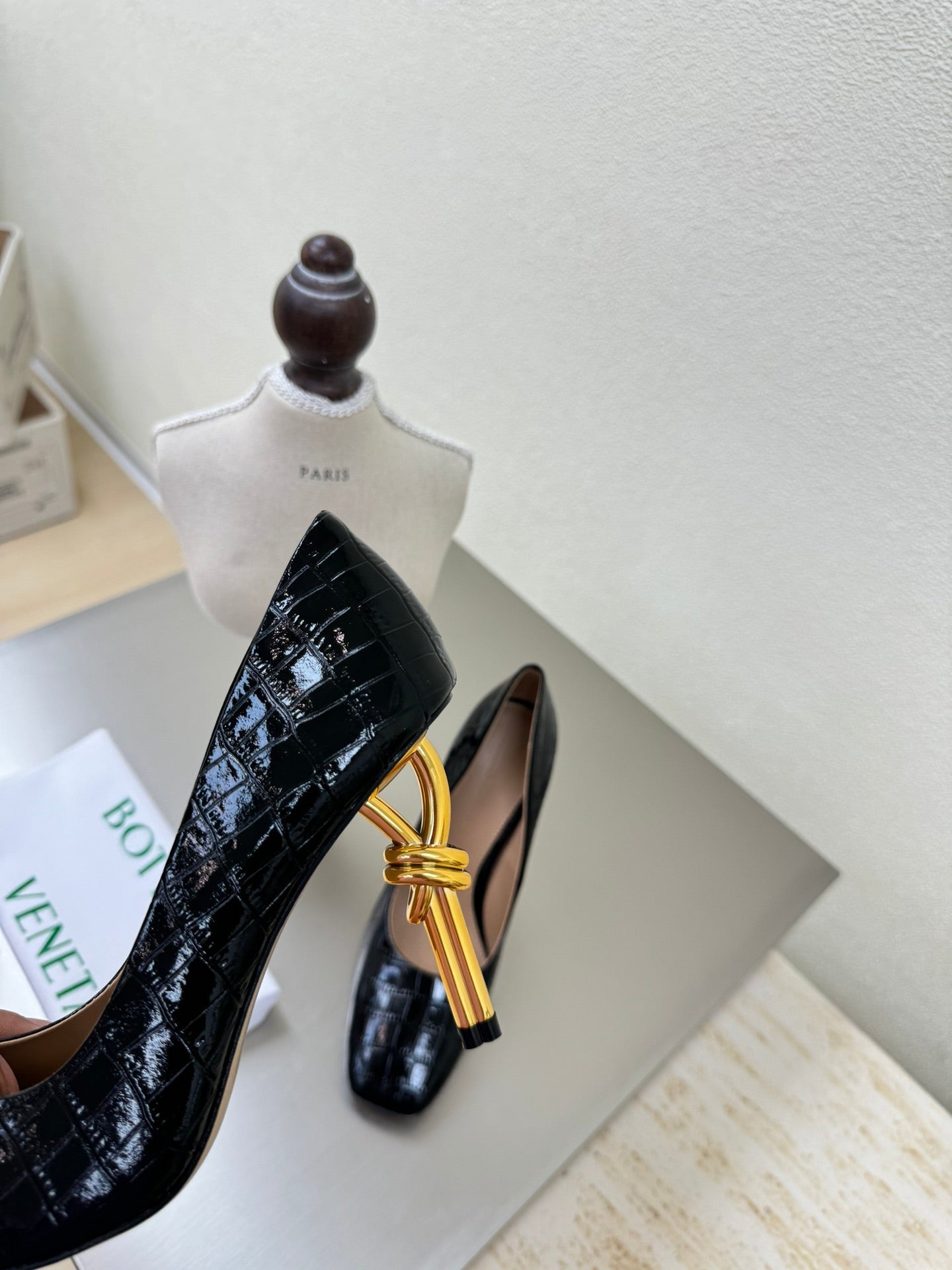 BOTTEGA VENETA KNOT HIGH PUMP IN BLACK CALFSKIN WITH WOVEN DESIGN AND GOLD METAL HEEL 9 CM