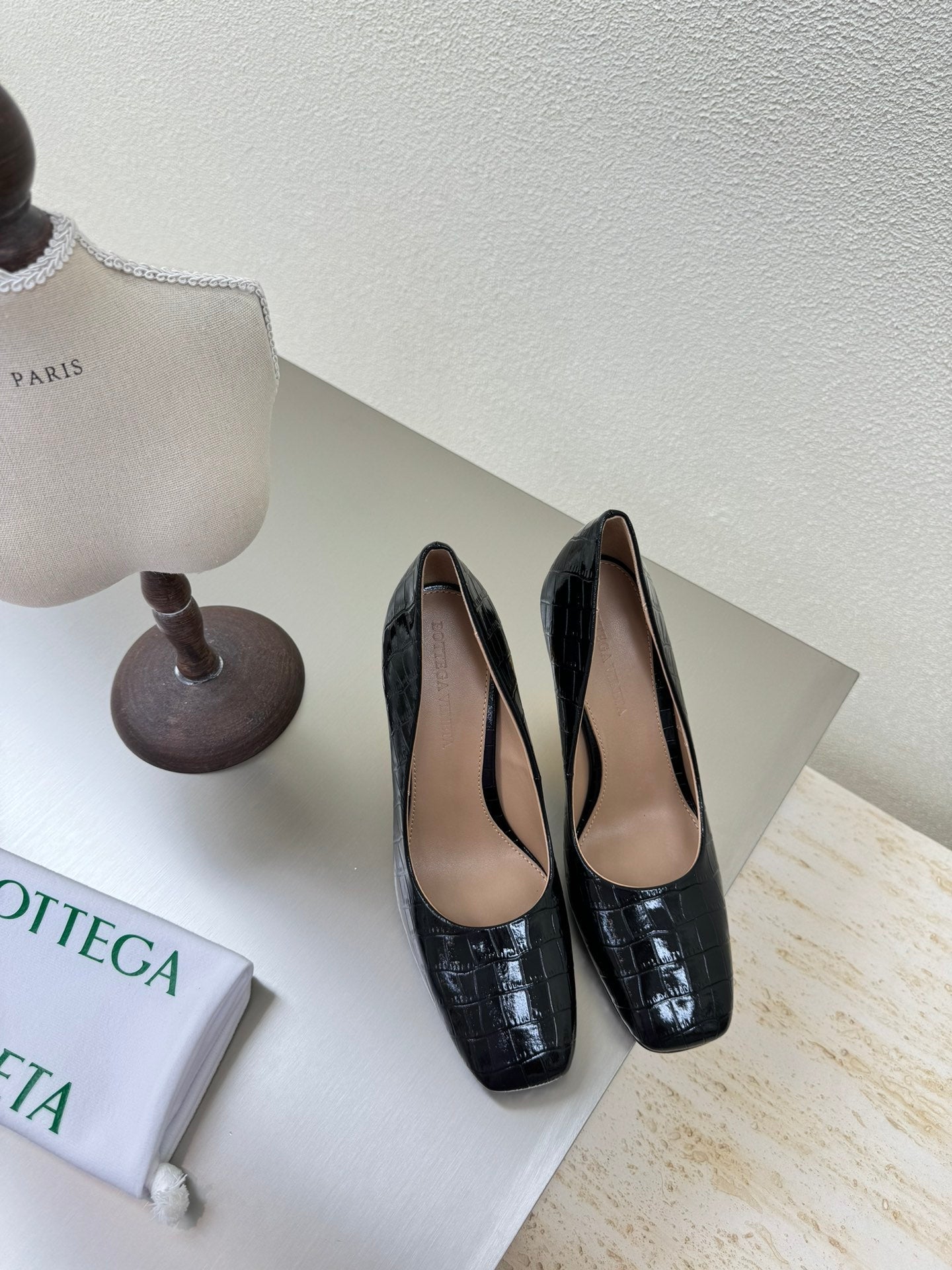 BOTTEGA VENETA KNOT HIGH PUMP IN BLACK CALFSKIN WITH WOVEN DESIGN AND GOLD METAL HEEL 9 CM