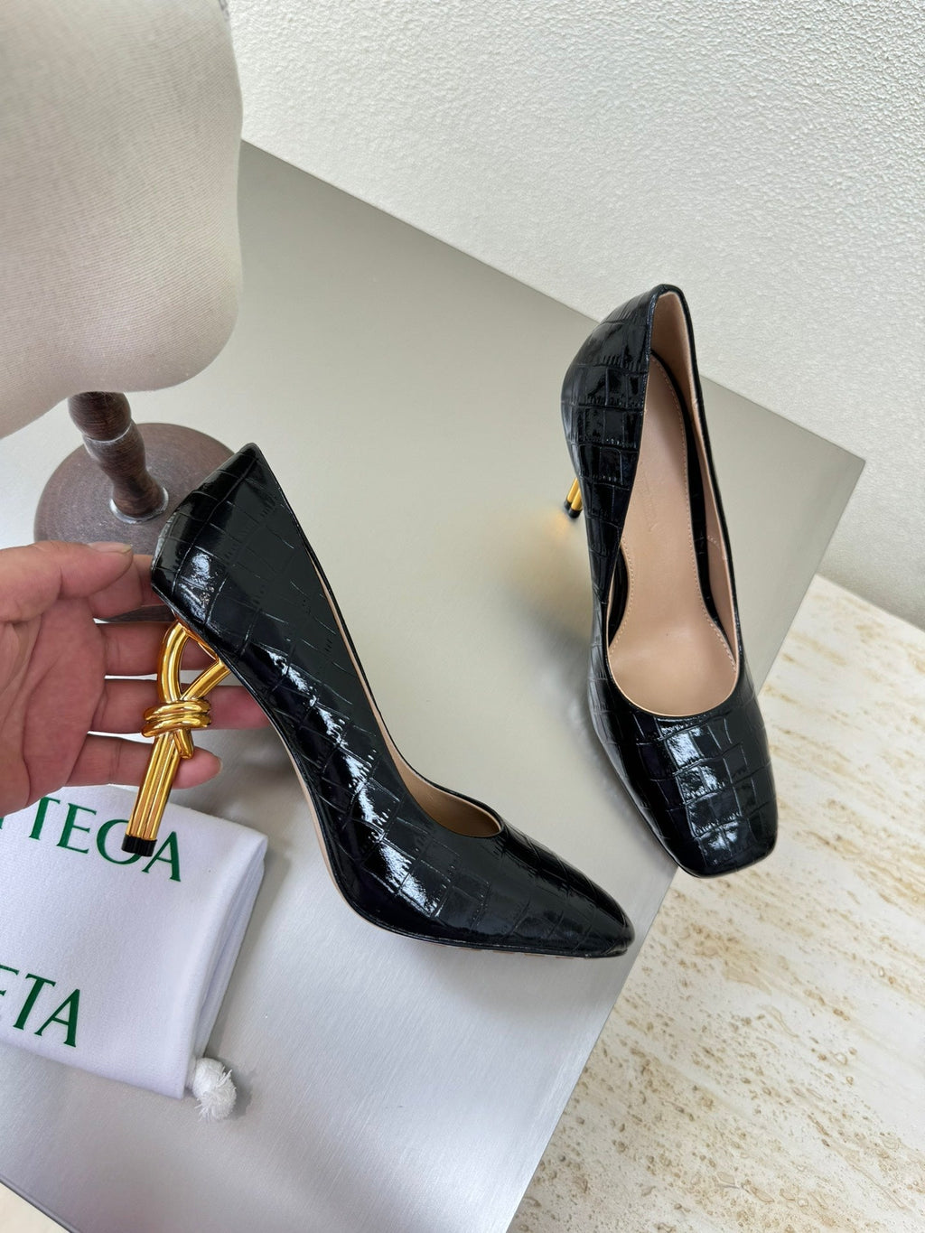 BOTTEGA VENETA KNOT HIGH PUMP IN BLACK CALFSKIN WITH WOVEN DESIGN AND GOLD METAL HEEL 9 CM