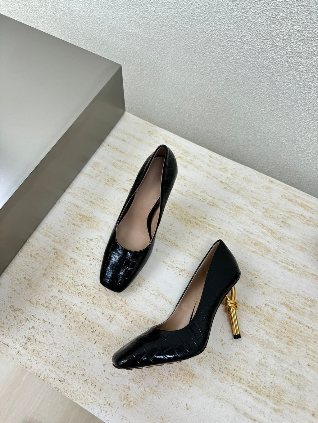 BOTTEGA VENETA KNOT HIGH PUMP IN BLACK CALFSKIN WITH WOVEN DESIGN AND GOLD METAL HEEL 9 CM
