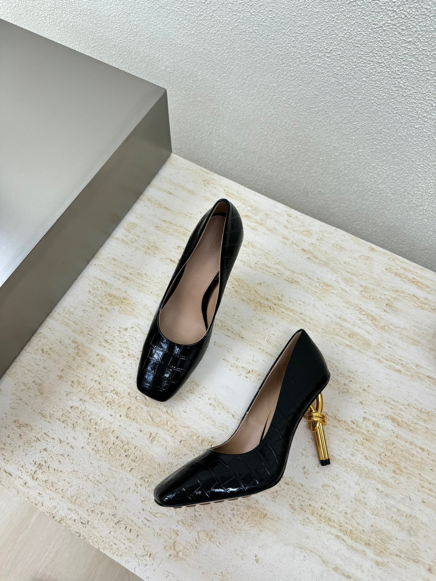 BOTTEGA VENETA KNOT HIGH PUMP IN BLACK CALFSKIN WITH WOVEN DESIGN AND GOLD METAL HEEL 9 CM