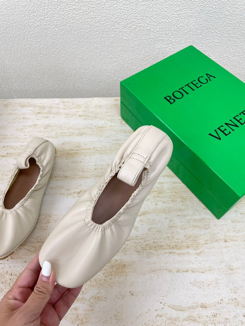 BOTTEGA VENETA ELASTIC BALLERINA FLATS IN WHITE CREAM LAMBSKIN