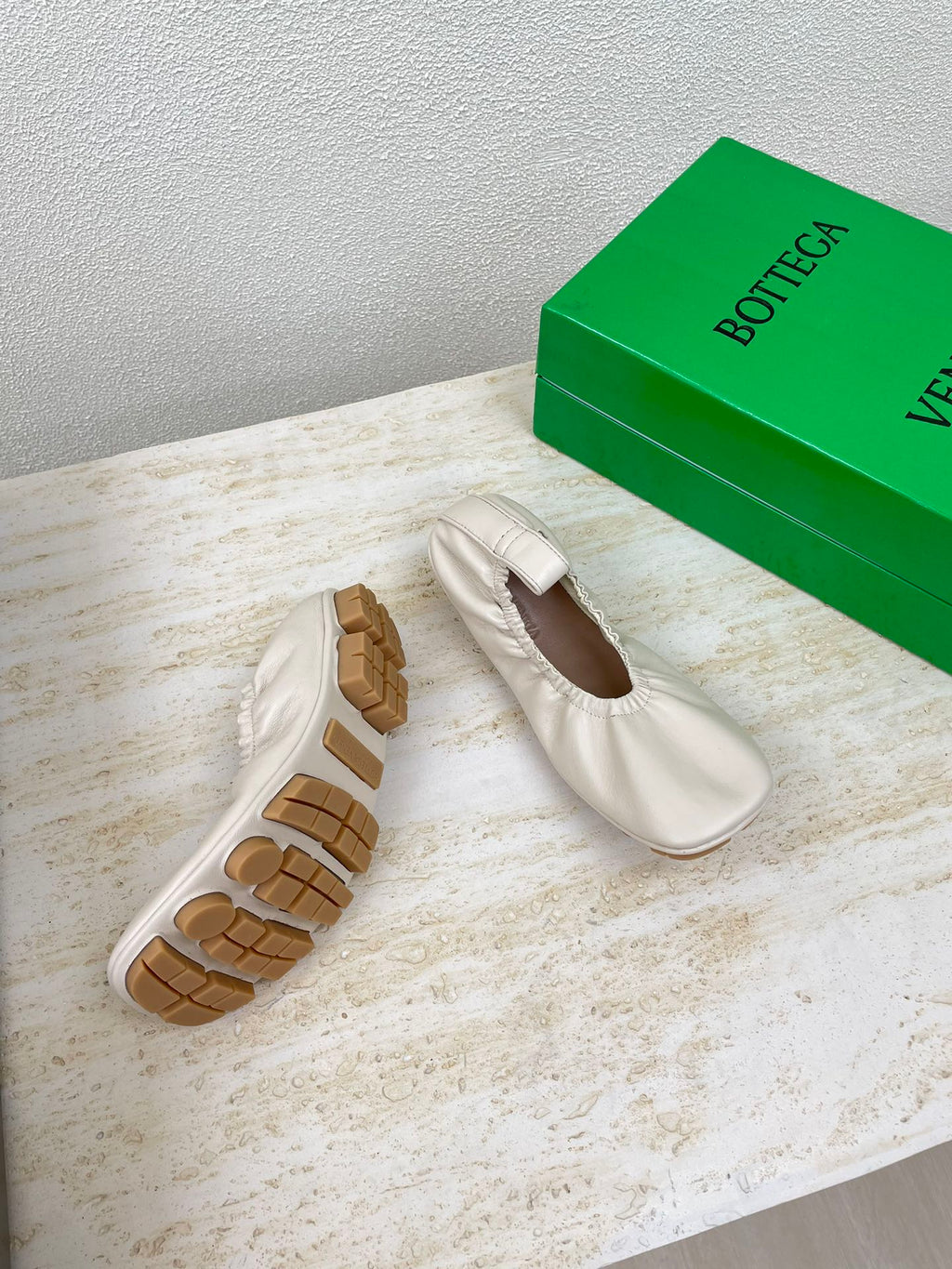 BOTTEGA VENETA ELASTIC BALLERINA FLATS IN WHITE CREAM LAMBSKIN