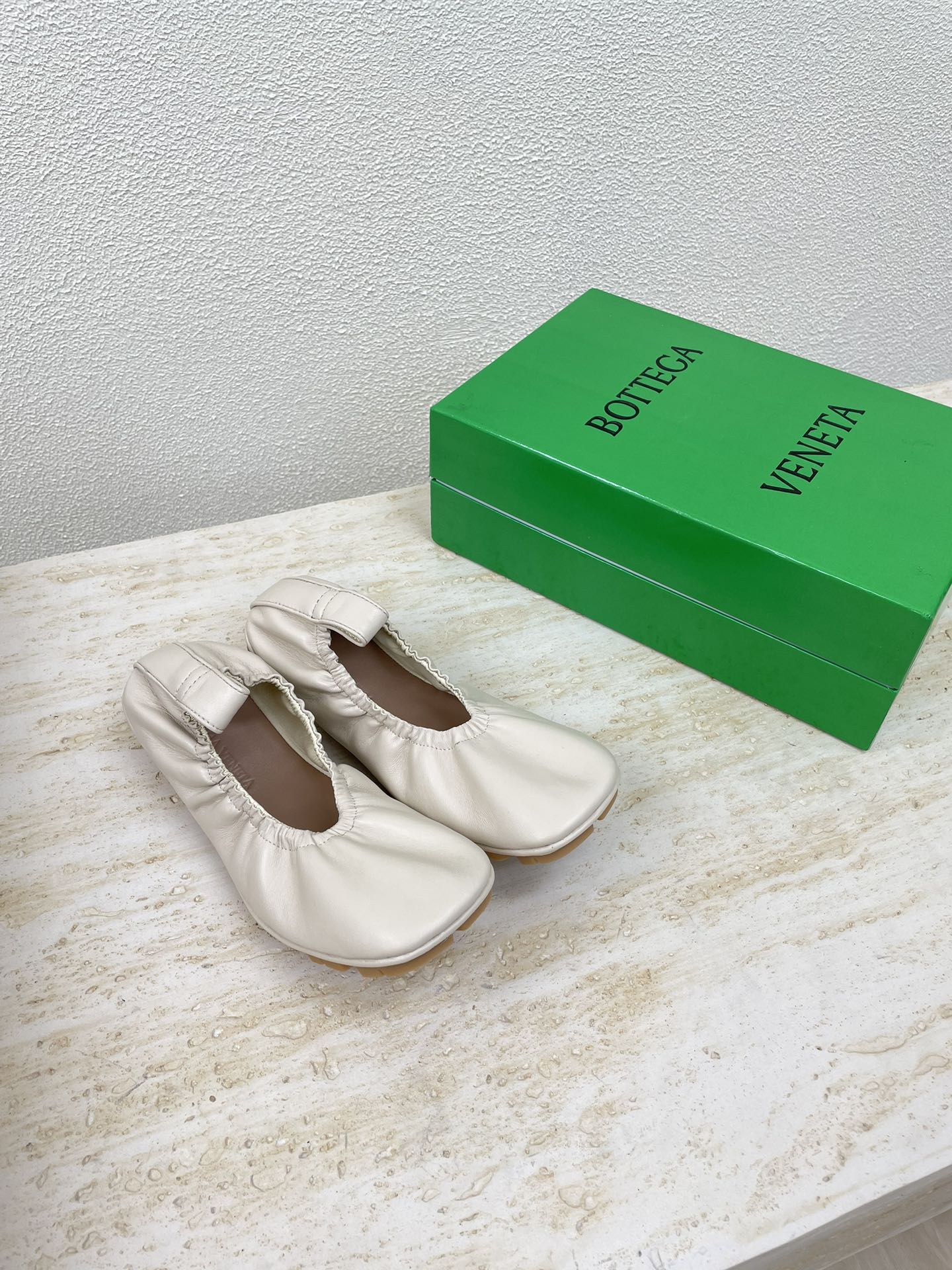 BOTTEGA VENETA ELASTIC BALLERINA FLATS IN WHITE CREAM LAMBSKIN