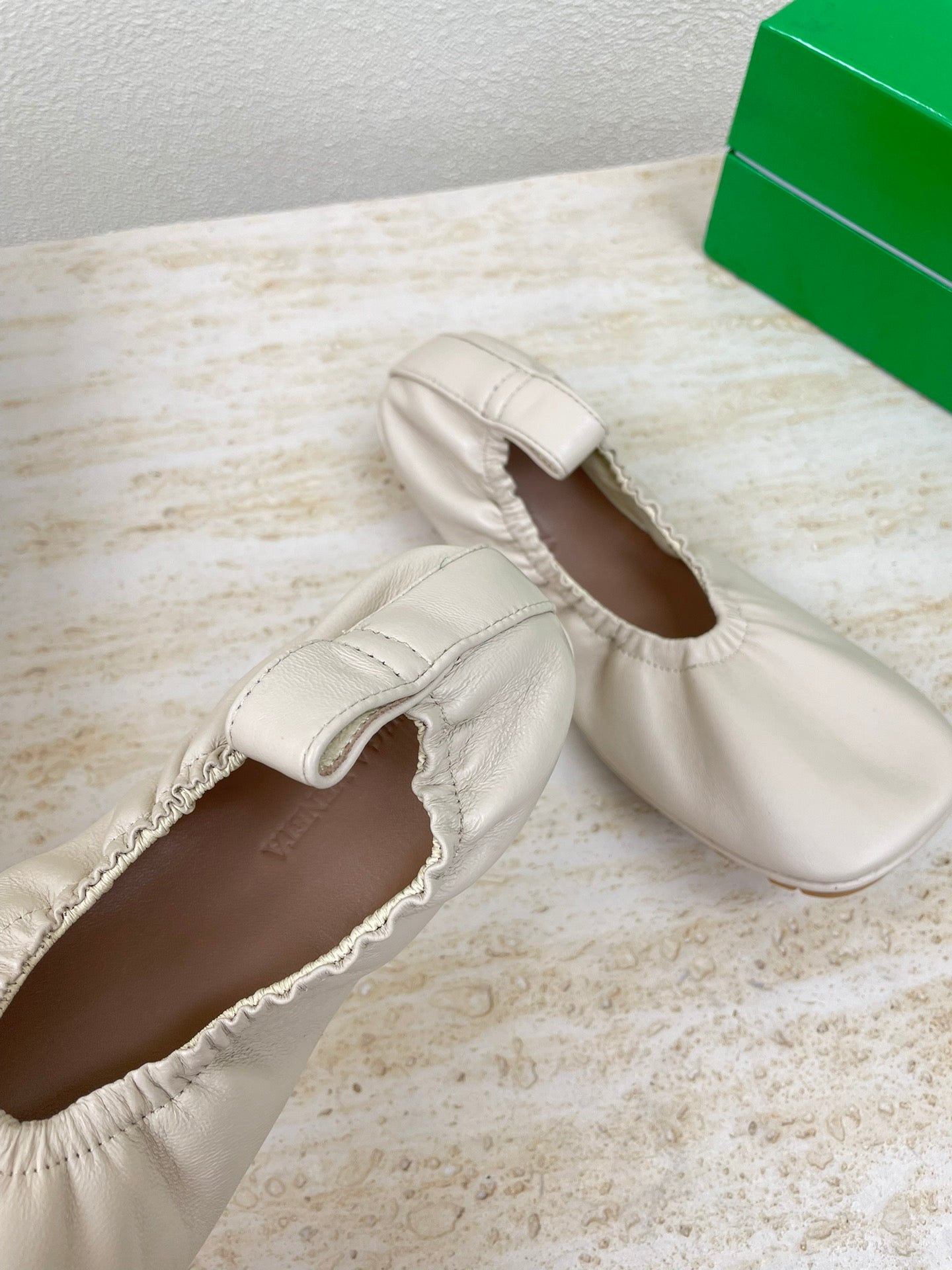 BOTTEGA VENETA ELASTIC BALLERINA FLATS IN WHITE CREAM LAMBSKIN