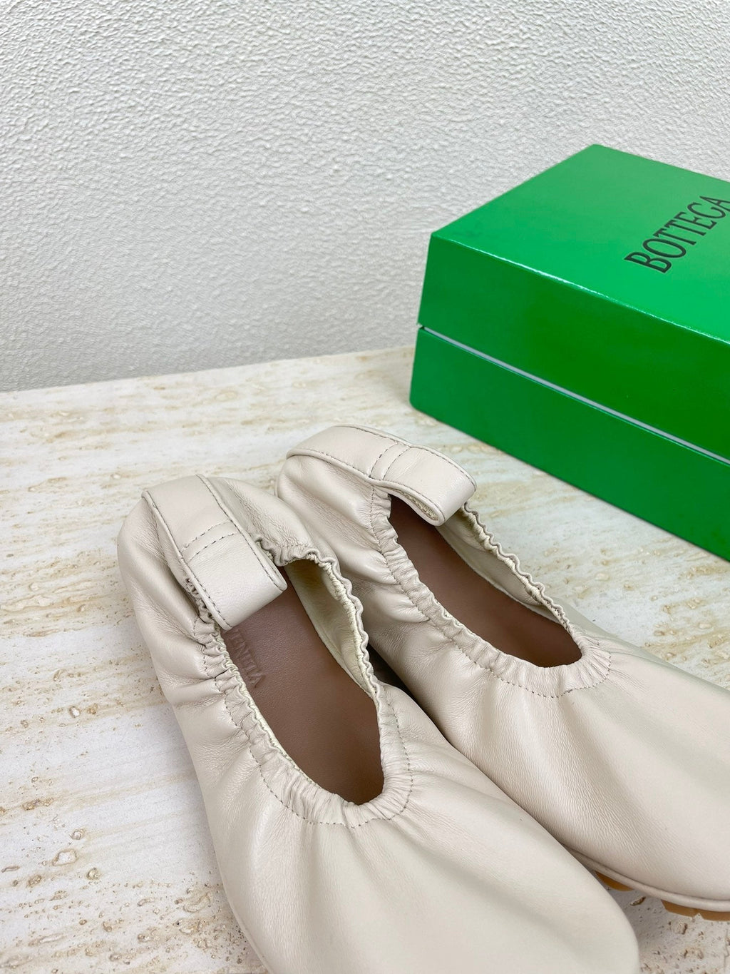 BOTTEGA VENETA ELASTIC BALLERINA FLATS IN WHITE CREAM LAMBSKIN