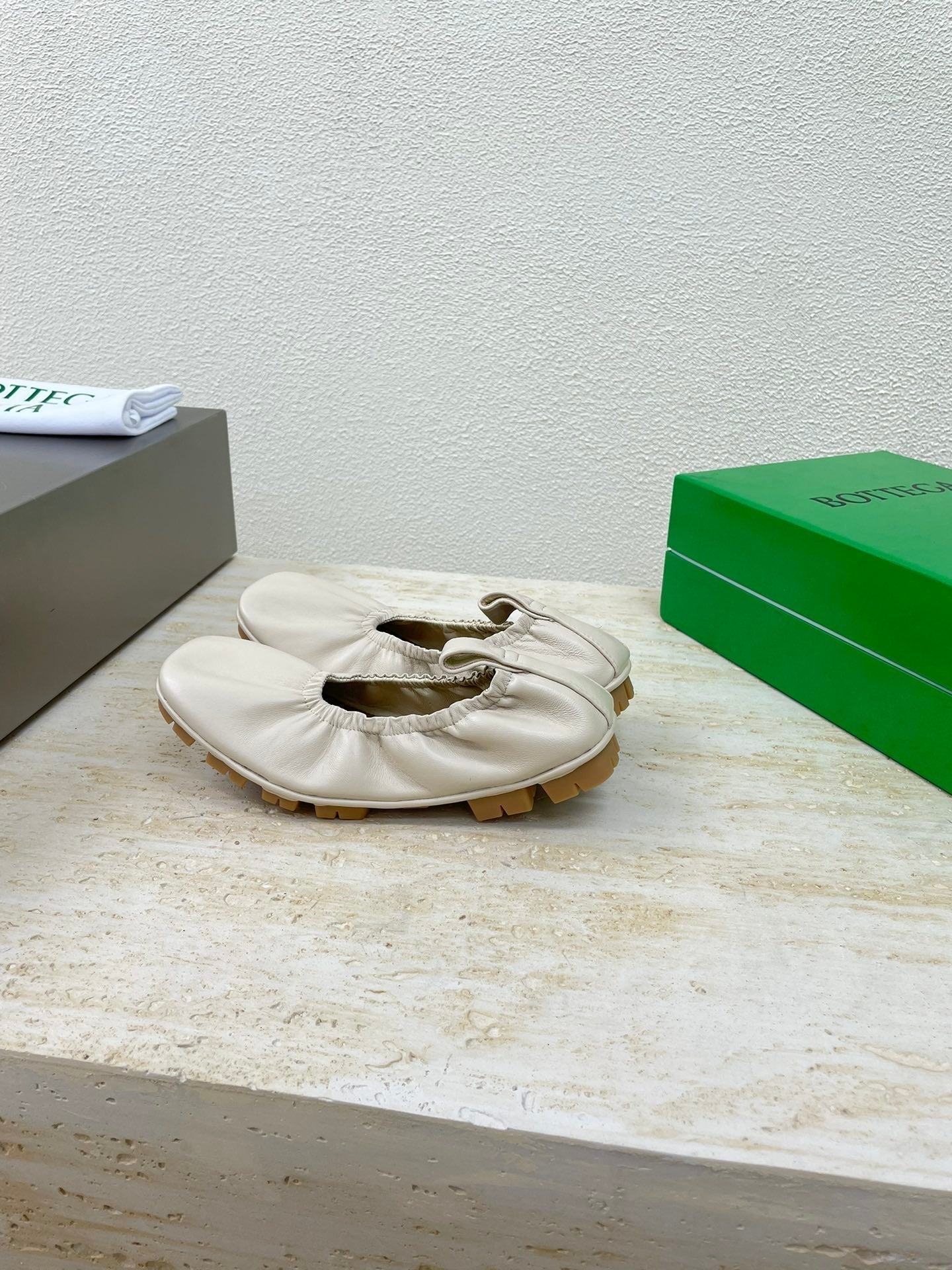 BOTTEGA VENETA ELASTIC BALLERINA FLATS IN WHITE CREAM LAMBSKIN