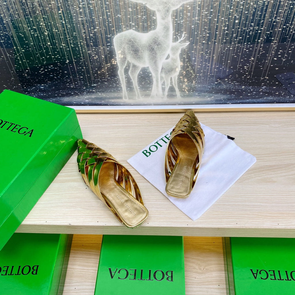 BOTTEGA VENETA ALFIE LEATHER FLAT MULES IN GOLD PATENT CALFSKIN WITH WOVEN DESIGN