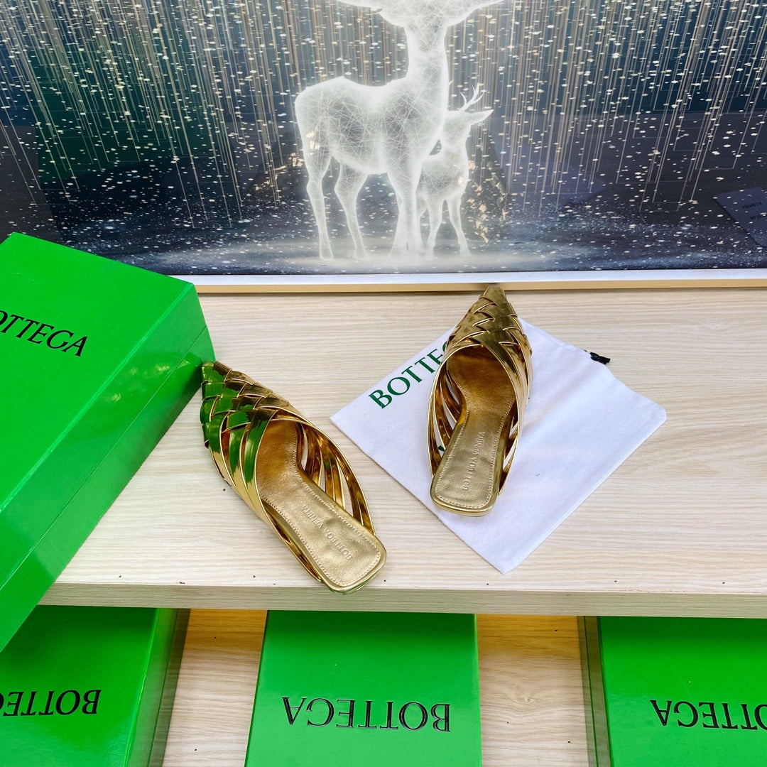 BOTTEGA VENETA ALFIE LEATHER FLAT MULES IN GOLD PATENT CALFSKIN WITH WOVEN DESIGN