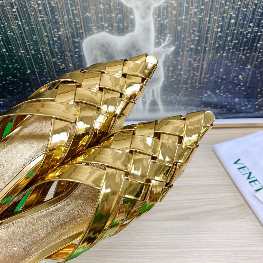 BOTTEGA VENETA ALFIE LEATHER FLAT MULES IN GOLD PATENT CALFSKIN WITH WOVEN DESIGN