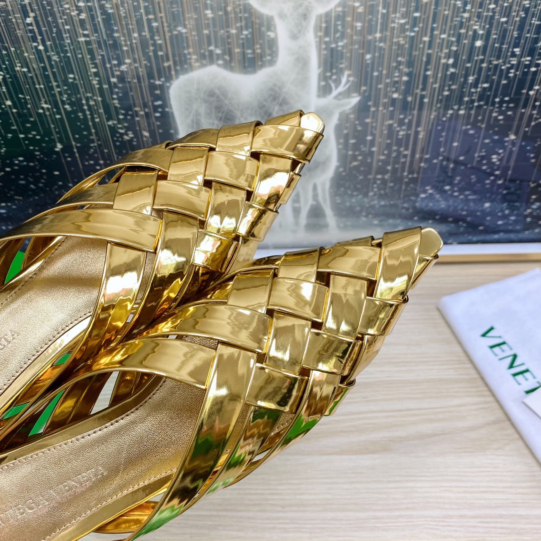 BOTTEGA VENETA ALFIE LEATHER FLAT MULES IN GOLD PATENT CALFSKIN WITH WOVEN DESIGN