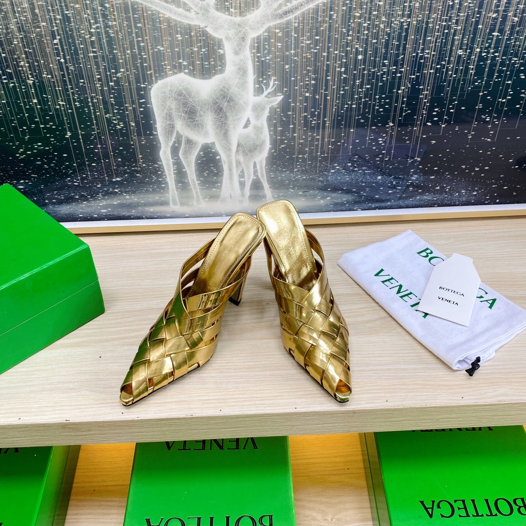 BOTTEGA VENETA ALFIE LEATHER HIGH MULES IN GOLD PATENT CALFSKIN WITH WOVEN DESIGN