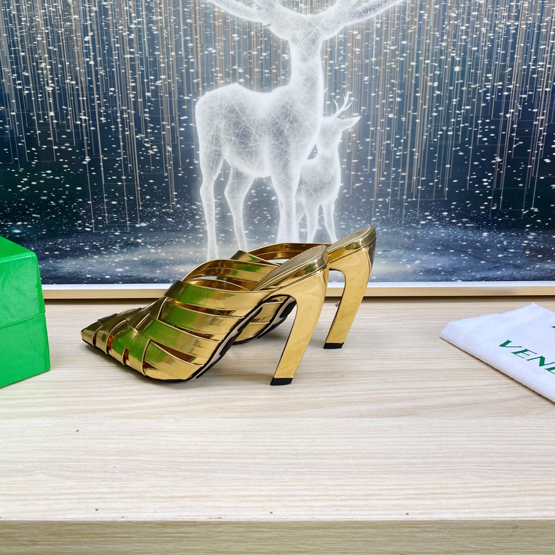 BOTTEGA VENETA ALFIE LEATHER HIGH MULES IN GOLD PATENT CALFSKIN WITH WOVEN DESIGN