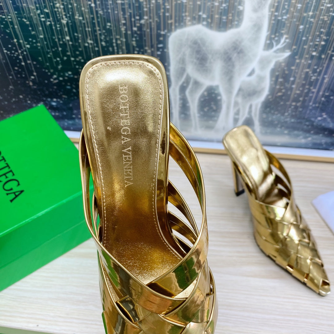 BOTTEGA VENETA ALFIE LEATHER HIGH MULES IN GOLD PATENT CALFSKIN WITH WOVEN DESIGN