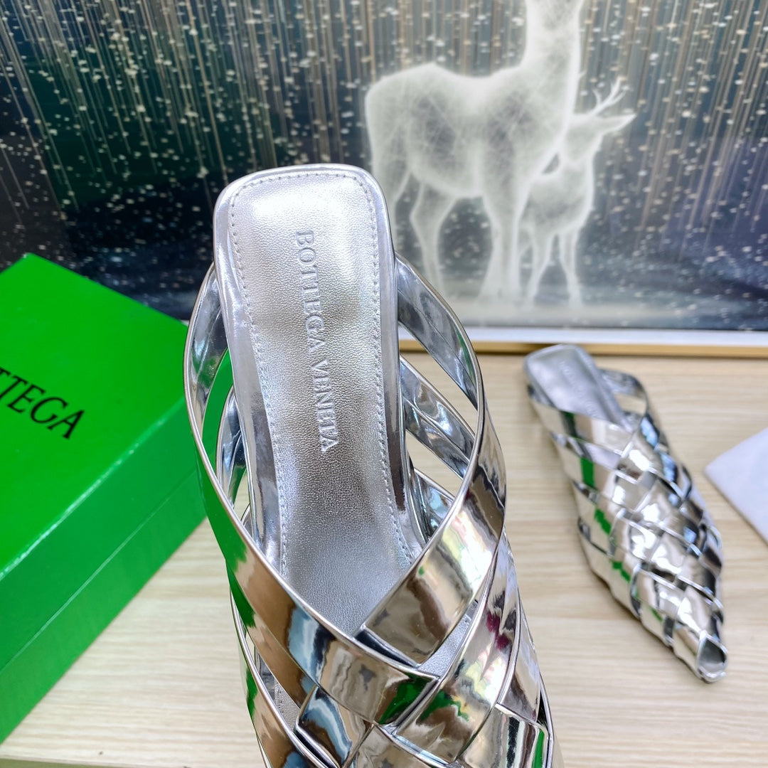 BOTTEGA VENETA ALFIE LEATHER FLAT MULES IN SILVER PATENT CALFSKIN WITH WOVEN DESIGN