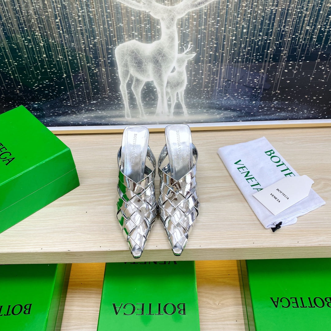 BOTTEGA VENETA ALFIE LEATHER HIGH MULES IN SILVER PATENT CALFSKIN WITH WOVEN DESIGN