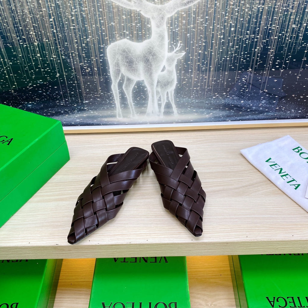 BOTTEGA VENETA ALFIE LEATHER FLAT MULES IN CHOCOLATE BROWN PATENT CALFSKIN WITH WOVEN DESIGN