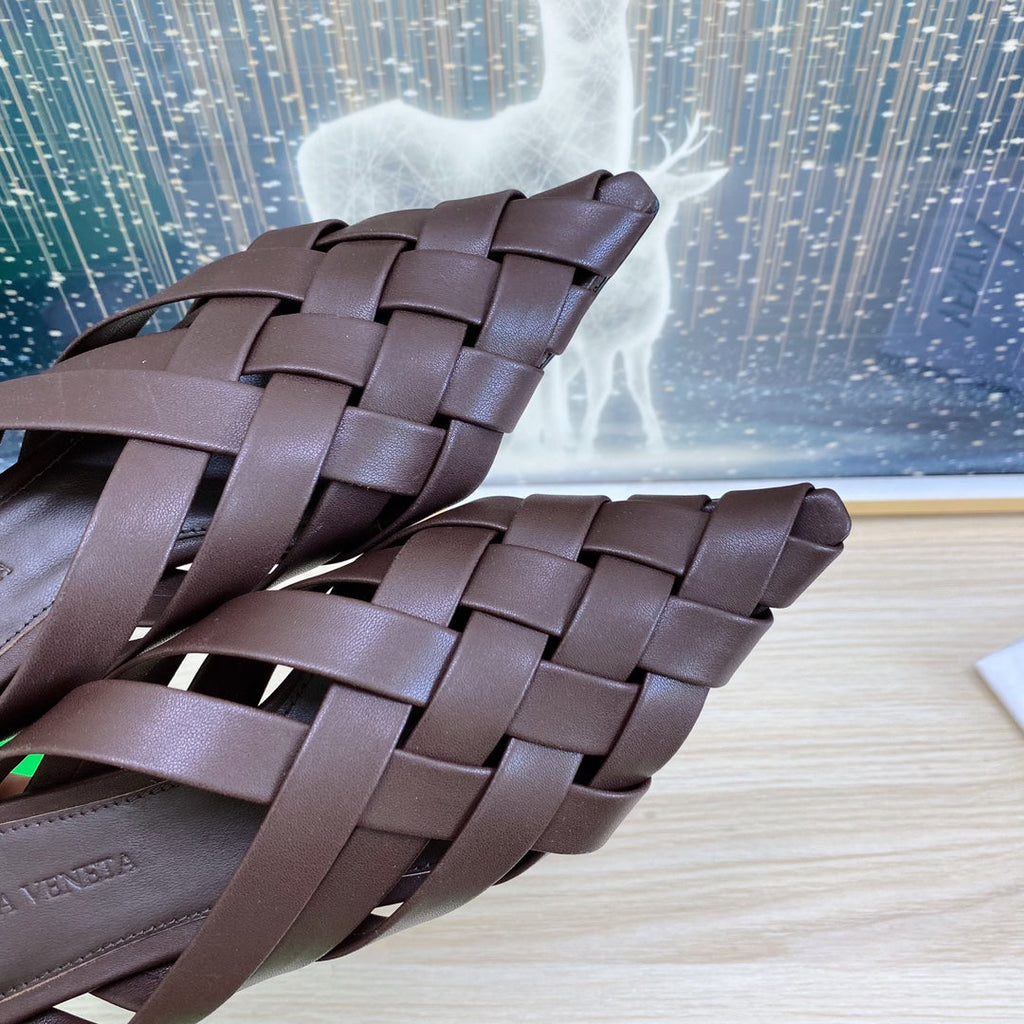 BOTTEGA VENETA ALFIE LEATHER FLAT MULES IN CHOCOLATE BROWN PATENT CALFSKIN WITH WOVEN DESIGN