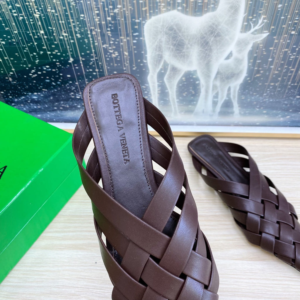 BOTTEGA VENETA ALFIE LEATHER FLAT MULES IN CHOCOLATE BROWN PATENT CALFSKIN WITH WOVEN DESIGN