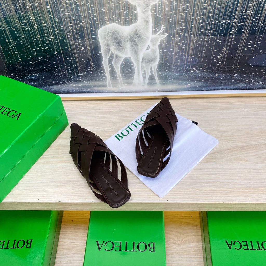 BOTTEGA VENETA ALFIE LEATHER FLAT MULES IN CHOCOLATE BROWN PATENT CALFSKIN WITH WOVEN DESIGN