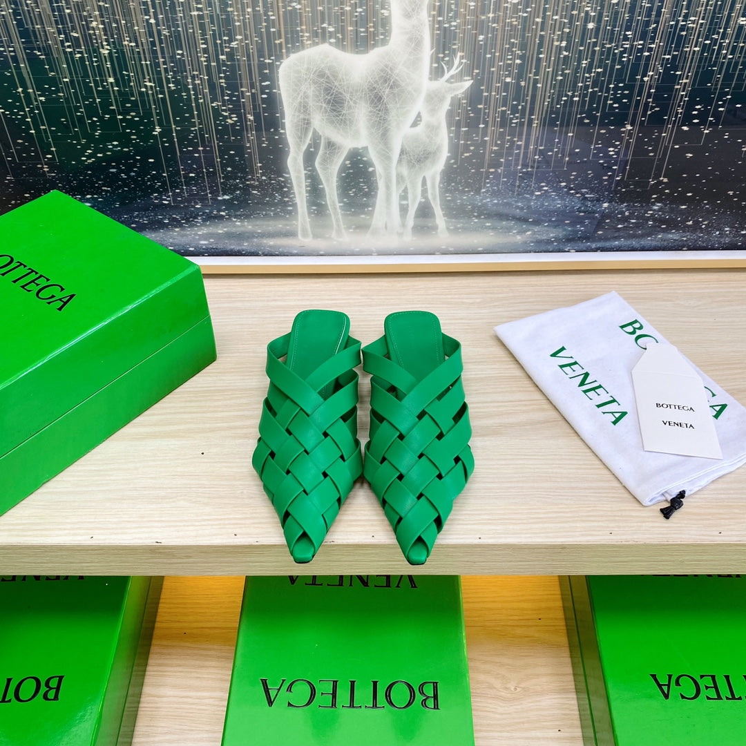 BOTTEGA VENETA ALFIE LEATHER FLAT MULES IN EMERALD GREEN PATENT CALFSKIN WITH WOVEN DESIGN
