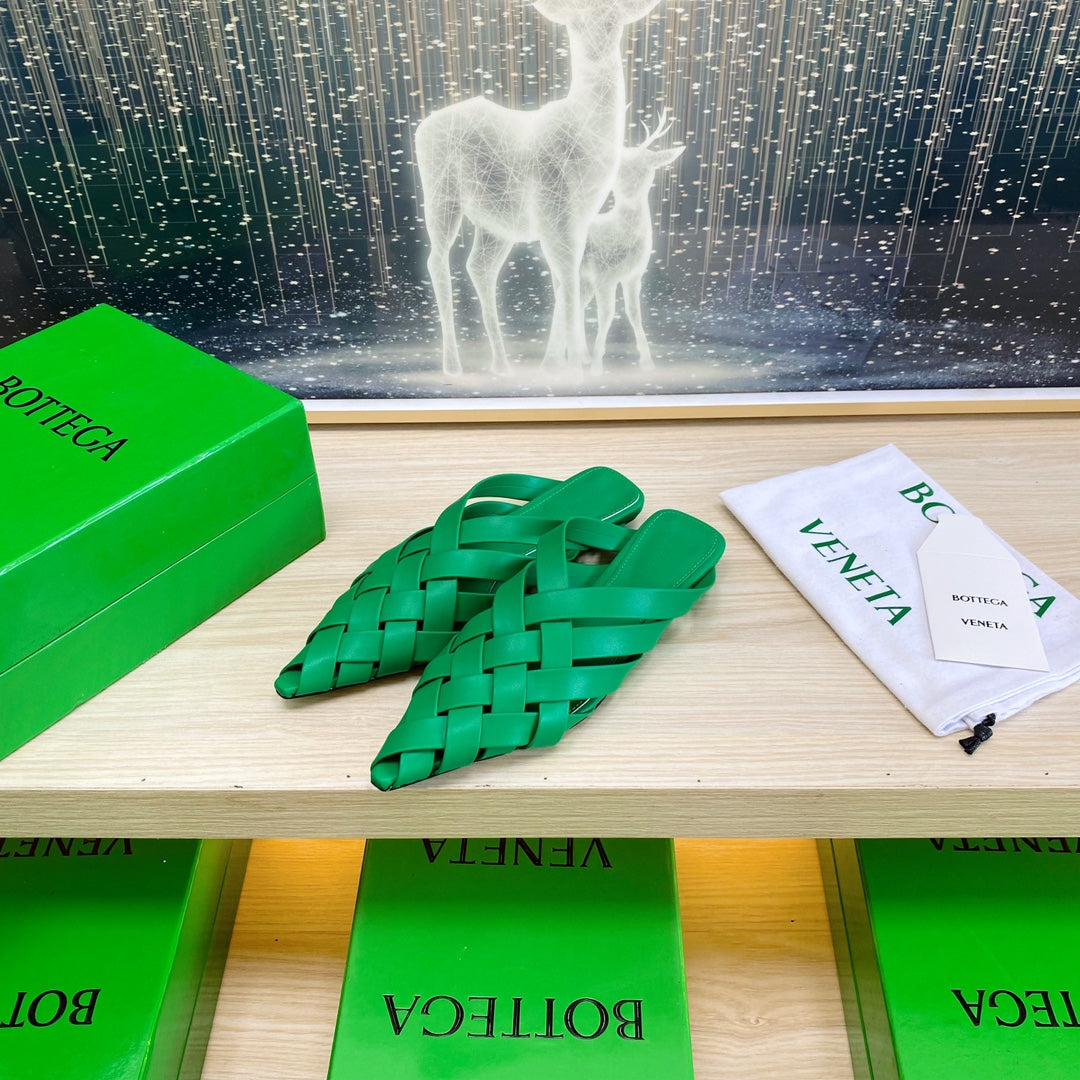 BOTTEGA VENETA ALFIE LEATHER FLAT MULES IN EMERALD GREEN PATENT CALFSKIN WITH WOVEN DESIGN