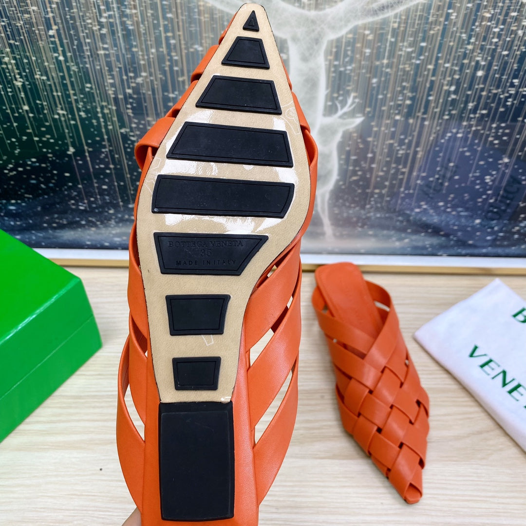 BOTTEGA VENETA ALFIE LEATHER FLAT MULES IN VIVID ORANGE PATENT CALFSKIN WITH WOVEN DESIGN