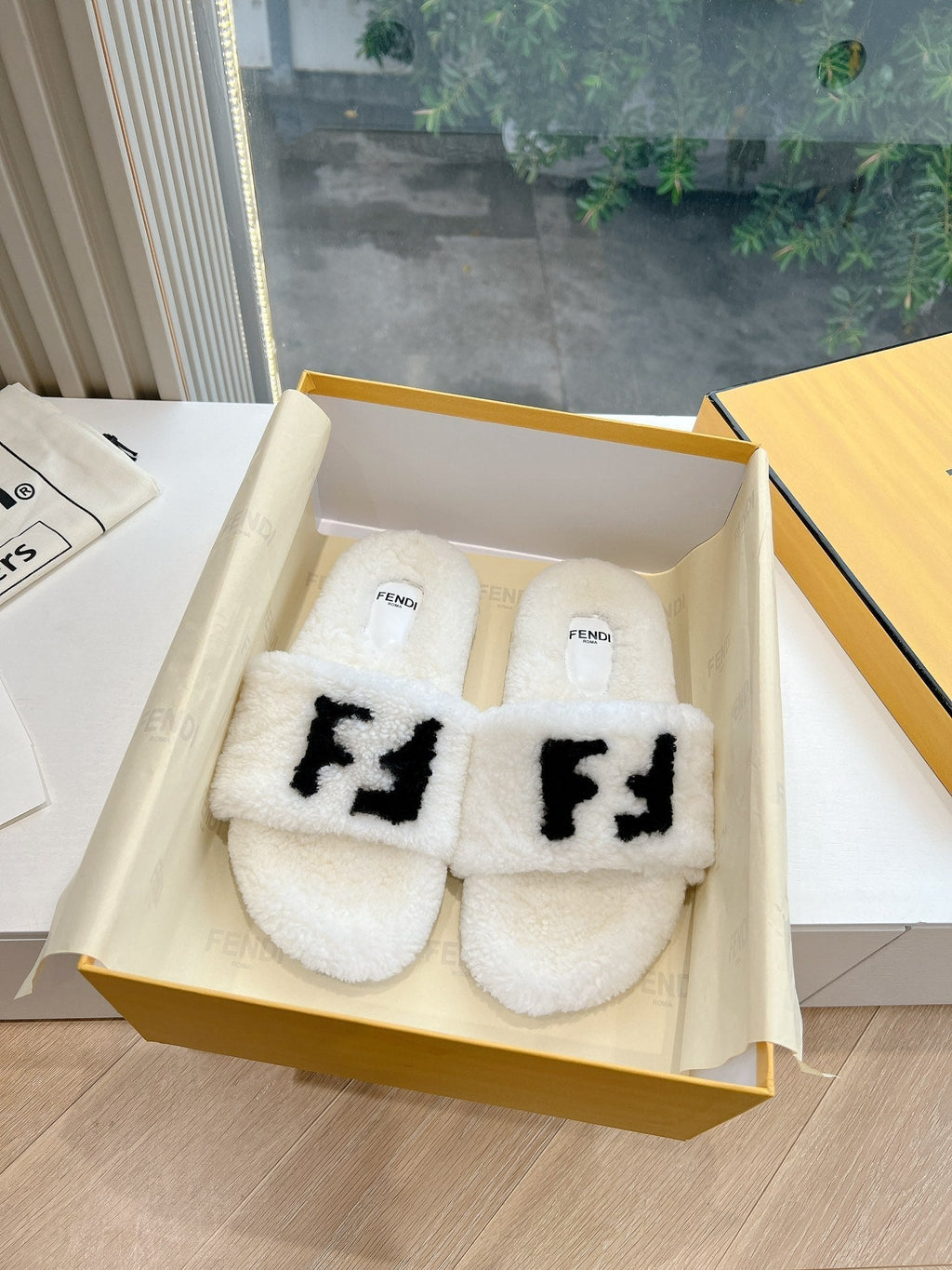 FLAT SLIDE IN WHITE FLEECE WITH BLACK LOGO