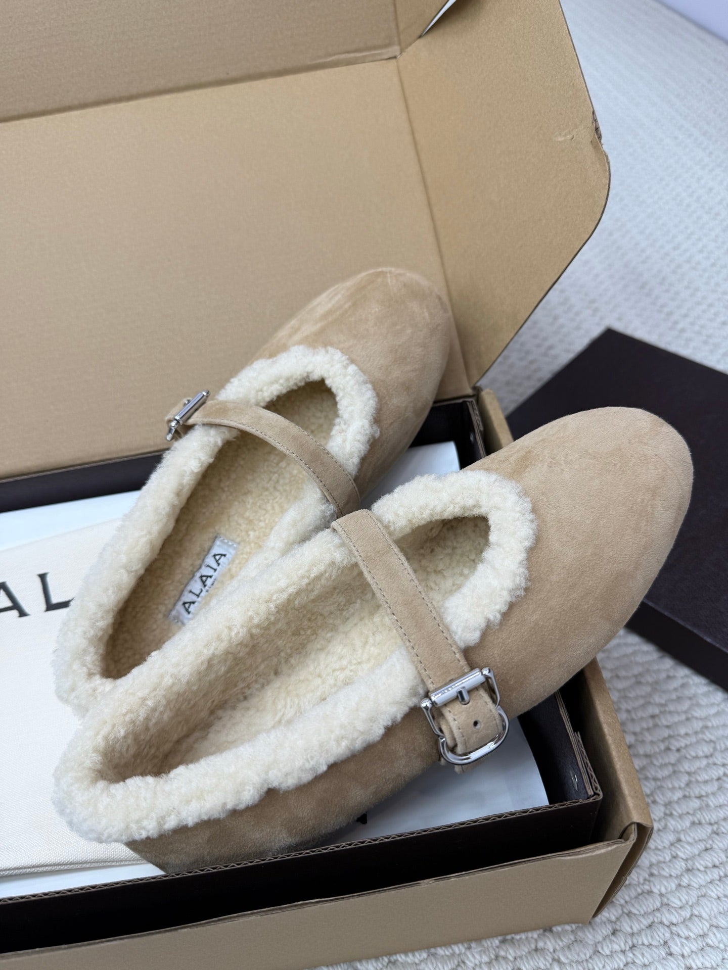 ALAIA 25S SHEARLING BALLET FLATS IN DARK BEIGE SUEDE