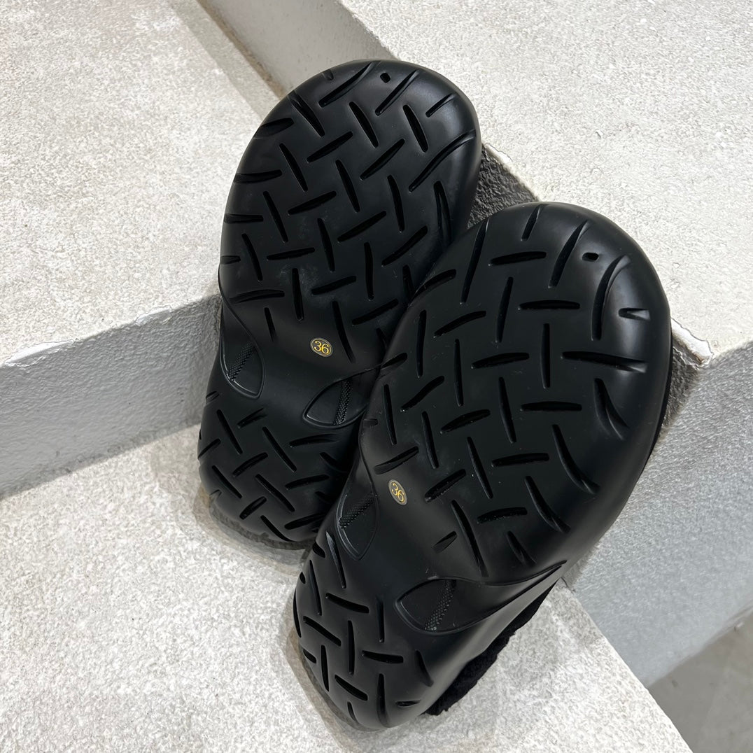 BOTTEGA VENETA SNAP SLIPPER IN BLACK SUEDE AND SHEARLING LINING