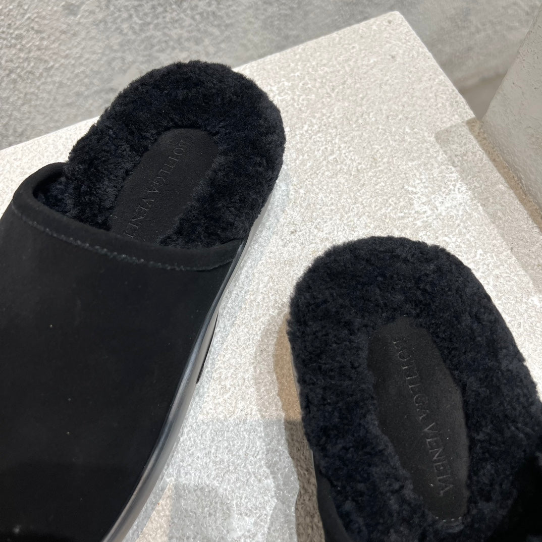 BOTTEGA VENETA SNAP SLIPPER IN BLACK SUEDE AND SHEARLING LINING