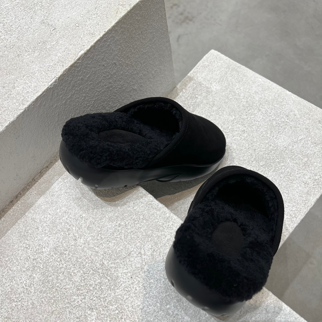BOTTEGA VENETA SNAP SLIPPER IN BLACK SUEDE AND SHEARLING LINING