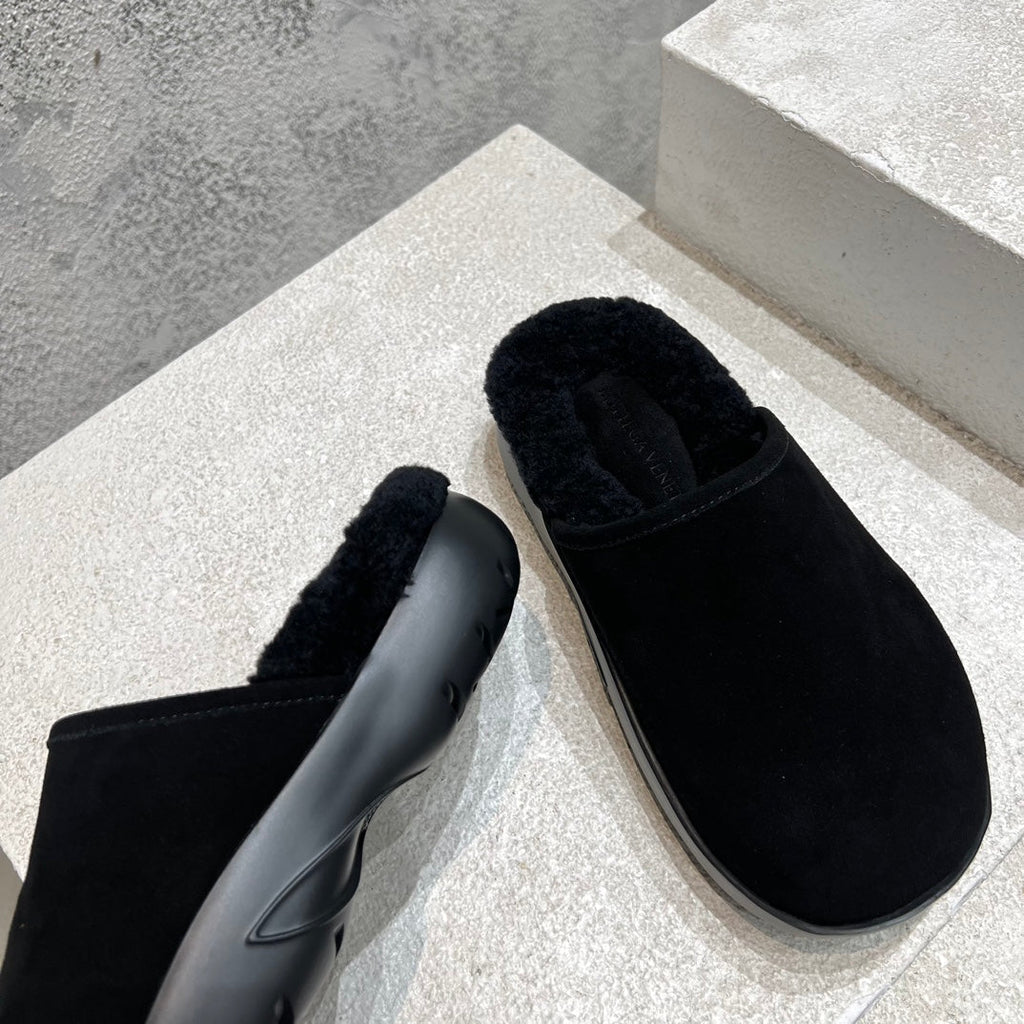 BOTTEGA VENETA SNAP SLIPPER IN BLACK SUEDE AND SHEARLING LINING