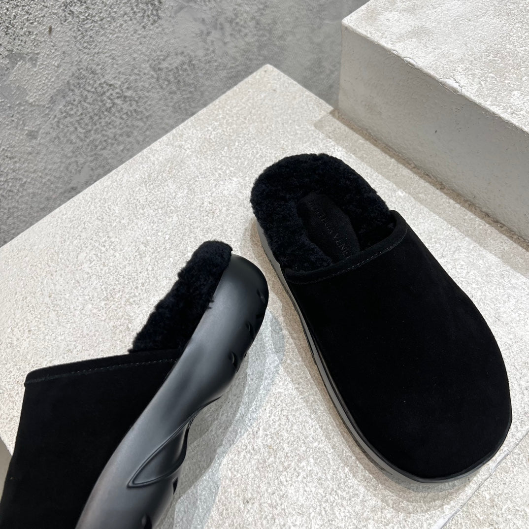 BOTTEGA VENETA SNAP SLIPPER IN BLACK SUEDE AND SHEARLING LINING