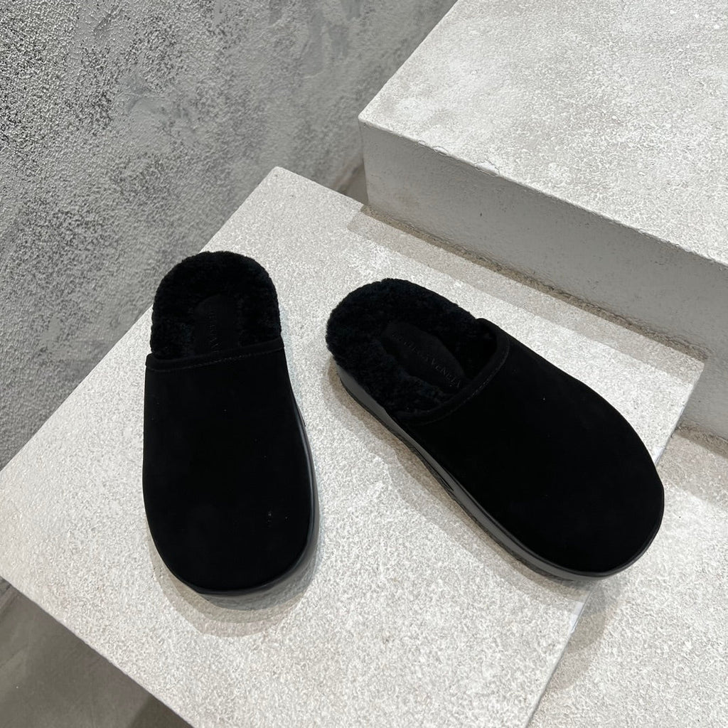BOTTEGA VENETA SNAP SLIPPER IN BLACK SUEDE AND SHEARLING LINING
