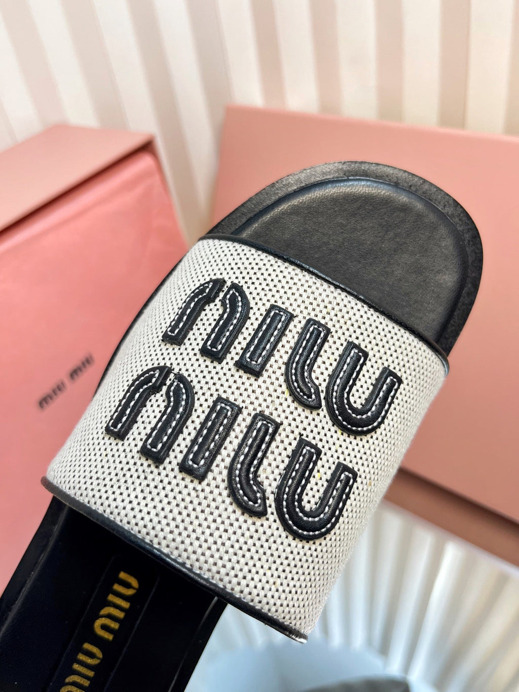 SLIDES SANDALS IN BLACK CALFSKIN AND WHITE STRAW WOVEN