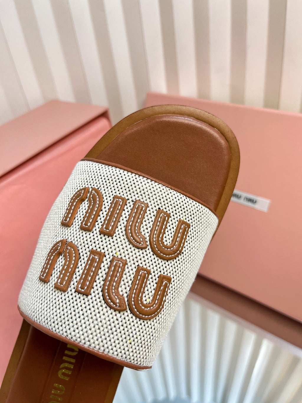 SLIDES SANDALS IN BROWN STRAW WOVEN