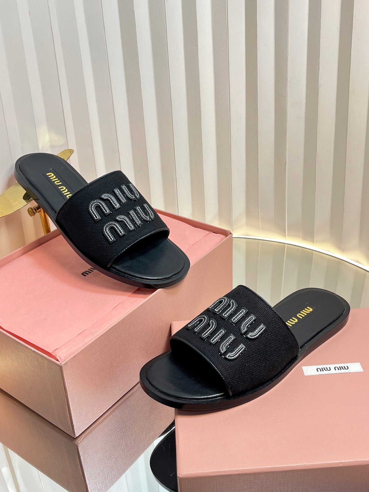SLIDES SANDALS IN BLACK STRAW WOVEN