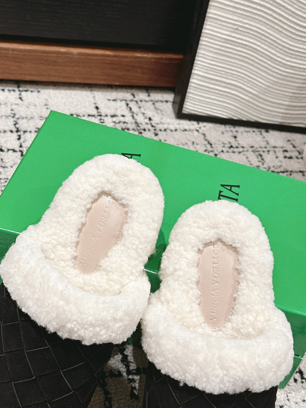 BOTTEGA VENETA REGGIE SLIPPER IN BLACK SUEDE AND SHEARLING LINING