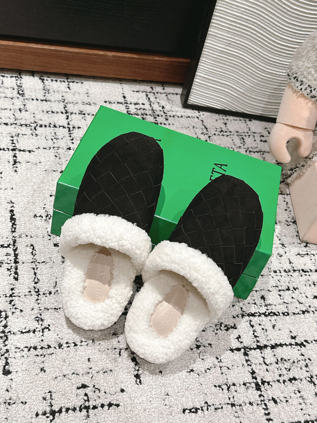 BOTTEGA VENETA REGGIE SLIPPER IN BLACK SUEDE AND SHEARLING LINING