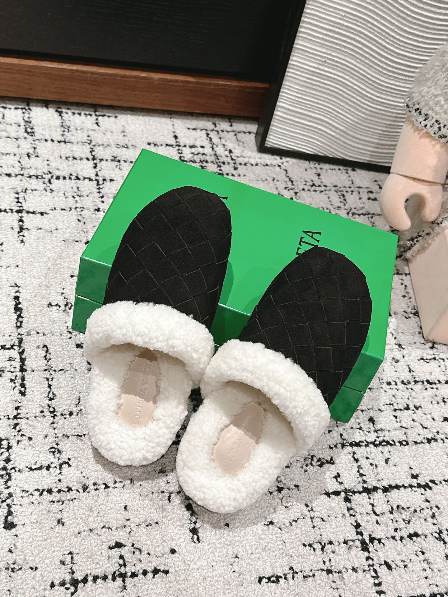BOTTEGA VENETA REGGIE SLIPPER IN BLACK SUEDE AND SHEARLING LINING