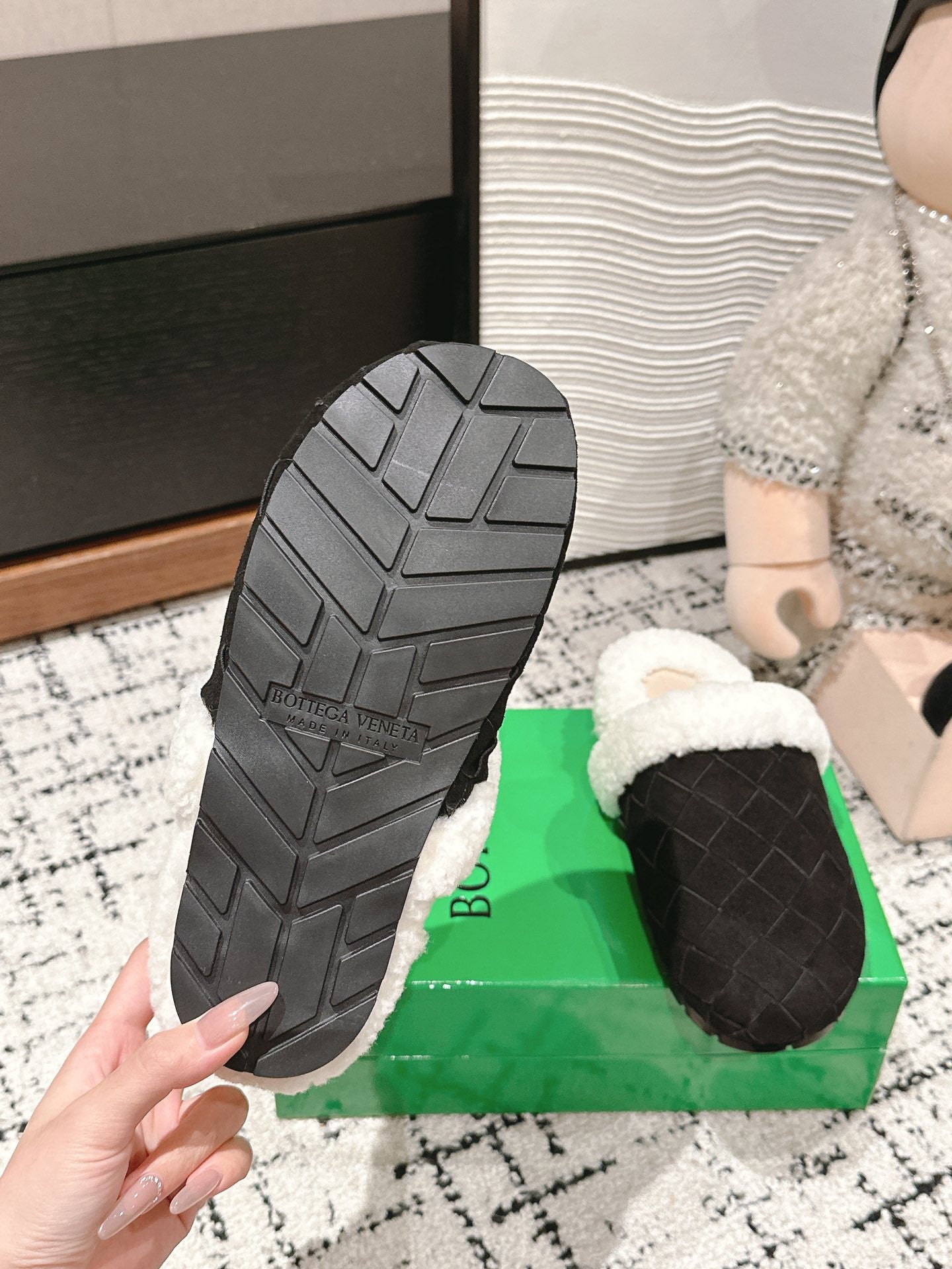 BOTTEGA VENETA REGGIE SLIPPER IN BLACK SUEDE AND SHEARLING LINING