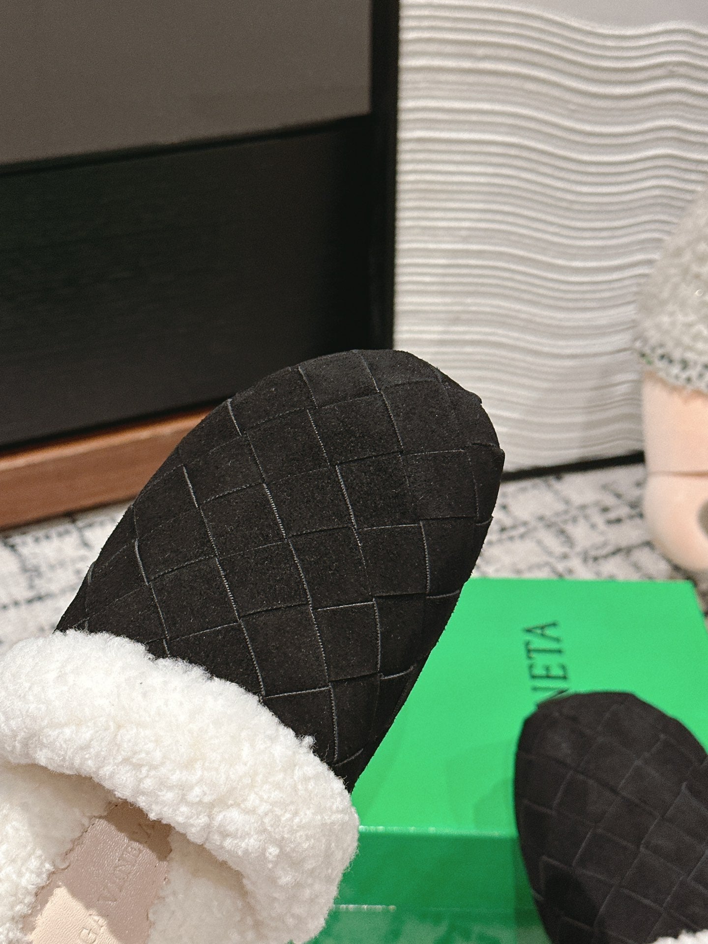 BOTTEGA VENETA REGGIE SLIPPER IN BLACK SUEDE AND SHEARLING LINING
