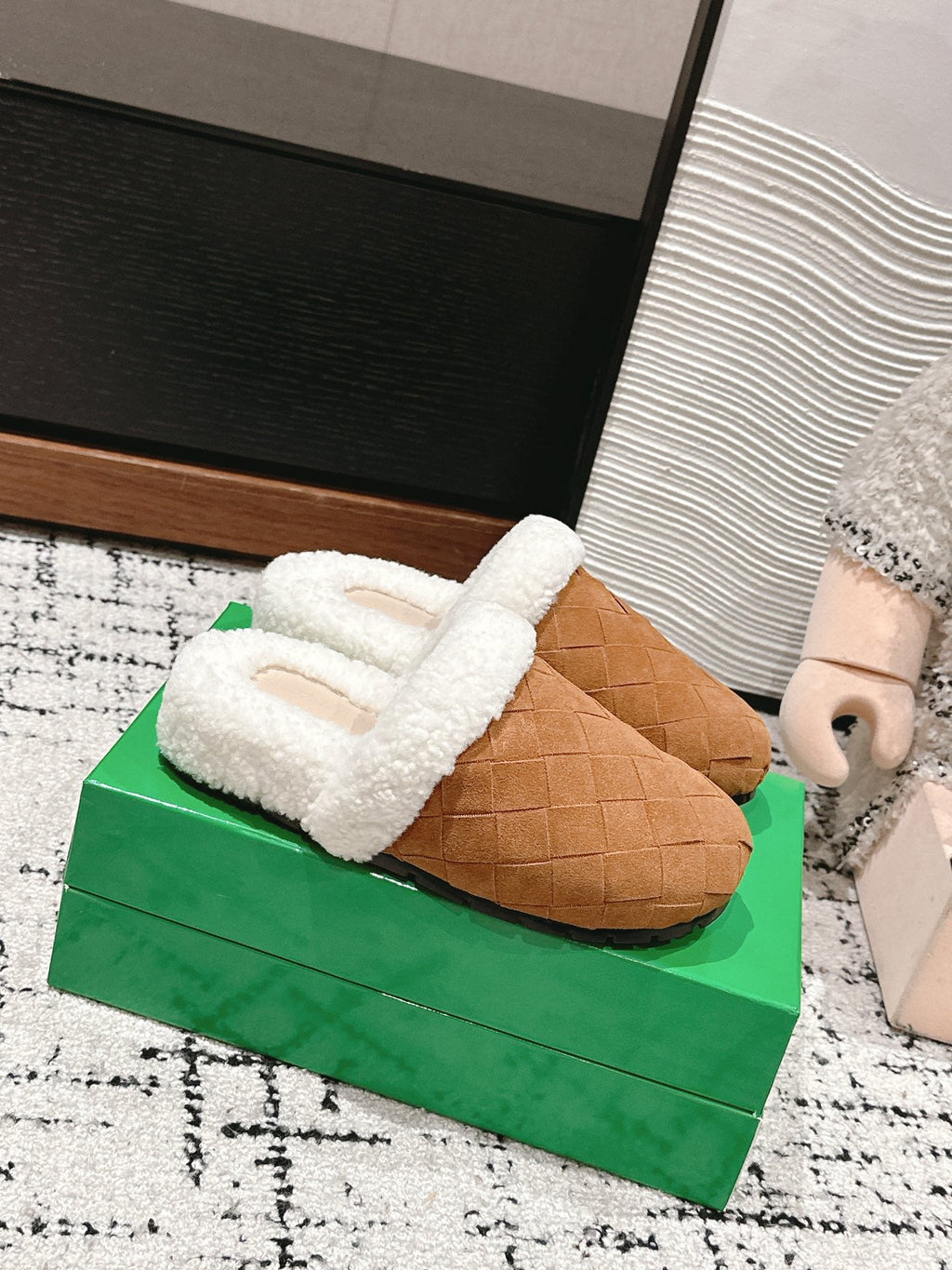 BOTTEGA VENETA REGGIE SLIPPER IN BRONZE BROWN SUEDE AND SHEARLING LINING