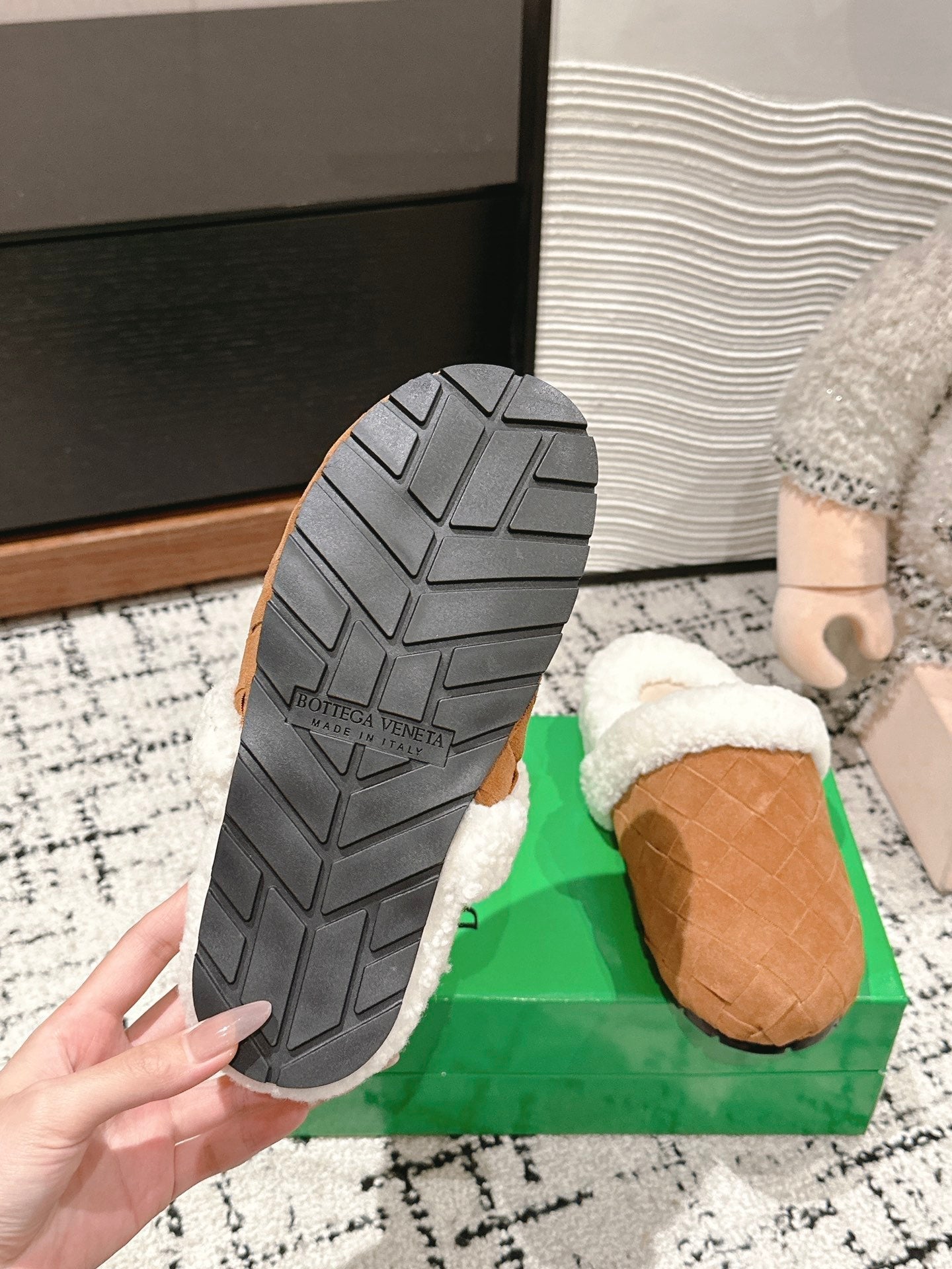 BOTTEGA VENETA REGGIE SLIPPER IN BRONZE BROWN SUEDE AND SHEARLING LINING
