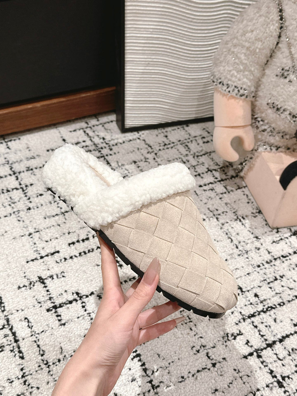 BOTTEGA VENETA REGGIE SLIPPER IN BEIGE SUEDE AND SHEARLING LINING